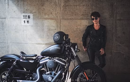 Thuỳ Dung cho biết thường lân lê đến các showroom bán xe motor tại Bangkok và lên mạng đọc hoặc mua những tạp chí chuyên về motor tại Thái Lan. Cô còn nhớ như in chiếc xe đầu tiên khi cô trở về VN năm 2009 đó là một chiếc Café Racer được độ lên từ GL150. Khi ấy, để có được một tấm bằng A2 là điều không tưởng.