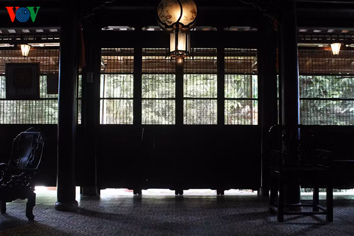 Nhà thờ có quy mô không lớn với không gian nội thất kiểu 3 gian, 2 nếp nhà, có 1 cửa chính và 2 cửa phụ. Cửa chính hầu như được đóng quanh năm, và nó chỉ được mở vào những dịp lễ quan trọng, như dịp lễ tết, hay ngày cúng ông bà tổ tiên, nhằm đón rước những người đã khuất trở về đoàn tụ với gia đình.