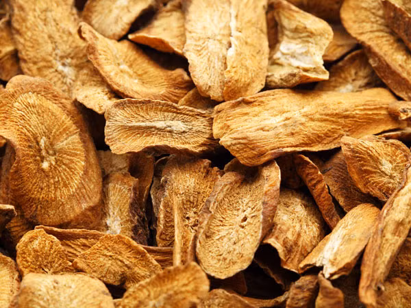 Rễ cây ngưu bàng: Đây là một trong số những loại thảo dược giải độc tốt nhất và có khả năng loại bỏ thuốc trừ sâu khỏi cơ thể qua mồ hôi và thông qua việc tiểu tiện. Bạn sẽ đạt được kết quả tốt nhất khi dùng nó dưới dạng trà để uống.