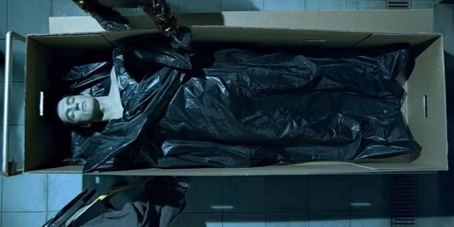 Avatar: Trong phim, Sam Worthington đóng cả hai vai Jake Sully và anh trai– người bị giết trong một vụ cướp. Nhưng ở cảnh có thi thể của anh trai Sam, rõ ràng đó là gương mặt một diễn viên khác.