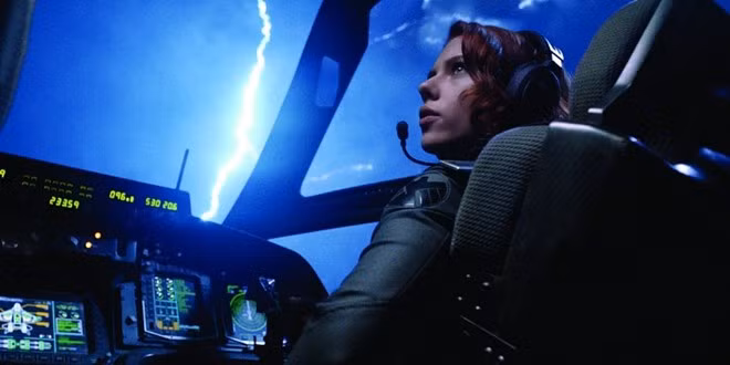 The Avengers: Sau nhiều năm đóng băng, dường như khả năng ghi nhớ của Captain America bị ảnh hưởng khi anh đã hỏi hai lần một câu hỏi. Khi các siêu anh hùng hợp lực để hạ Loki, Cap hỏi Black Widow liệu cô có thể lái chiếc Quinjet không. Đầu phim, chính Góa phụ đen đã đích thân chở anh bằng chiếc Quinjet này khi anh bắt Loki tại Đức.