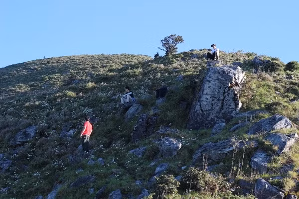 Qua đêm ở trạm nghỉ chân ở độ cao 2400m, các bạn có thể cắm trại, đốt lửa, uống trà nóng giữa mây ngàn và bầu trời sao đẹp lung linh chỉ có ở những nơi thiên nhiên hoang sơ, hùng vĩ. Ngay tại lưng chừng núi, bạn đã có thể chiêm ngưỡng đại dương mây ở xung quanh. Và đỉnh núi hiện ra giữa mây ngàn hùng vĩ cùng với những khung cảnh bình minh, hoàng hôn đỏ rực chính là phần thưởng tuyệt vời cho những ai dám mạo hiểm, dám chinh phục.