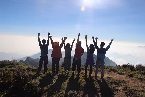 Một thành viên đoàn chinh phục đỉnh Tà Chì Nhù chia sẻ cảm xúc: “Là mây, là trời, là không gian bao la bát ngát vô tận; là những vó ngựa giữa mây trời, tung bờm trong sương mờ, hí vang giữa núi rừng; là những con suối mát lạnh trong vắt; là hơi thở của cây cỏ hoa lá và thiên nhiên; là những chú dê ngây ngô dễ thương; là bầu trời đầy sao; là từng bước từng bước vượt qua mệt mỏi và đau đớn để bước tới trời cao; là lạnh là rét nhưng thơ mộng và bình yên...”.