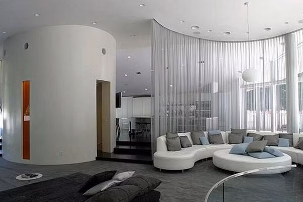 Biệt thự hiện đại này cũng từng được sử dụng bởi ngôi sao nhạc rock Lenny Kravitz và là nơi quay một số bộ phim như 'What to Expect When You're Expecting'.