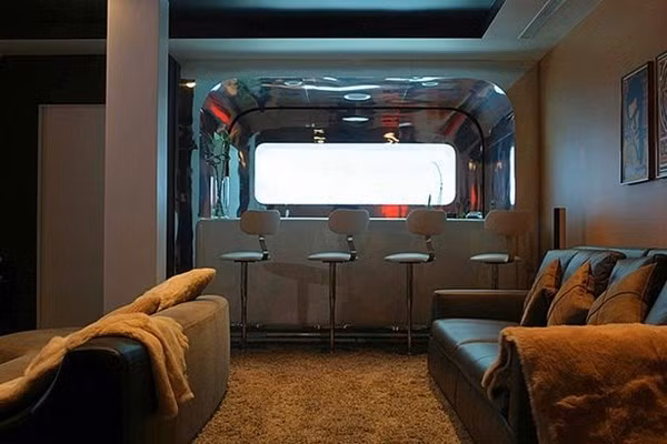 Đại lý niêm yết Angela Beck của Fine Homes Sotheby's International Realty tại Atlanta cho biết: ‘Đây là một cơ ngơi phi thường – không có gì giống như vậy ở Atlanta. Đây cũng là một kiệt tác hiện đại được những người nổi tiếng tạm thời cư trú và là bối cảnh của nhiều bộ phim nổi tiếng. Biệt thự có một bể bơi vô tận có thể nhìn thấy tường kính của phòng truyền thông và có một góc được tạo để người lớn hay trẻ em có thể tìm thấy một nơi nghỉ ngơi yên tĩnh. Biệt thự này có một không gian 'không tồn tại ở thế giới này'. Nó vượt trội hơn so với bình thường’.