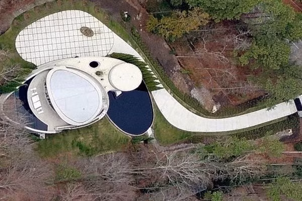 Được xây dựng cho Dallas Austin vào năm 2003, biệt thự gồm 4 phòng ngủ, diện tích lên tới 25.000m2 cùng với một khu vườn mang tên Zen, phòng hát kèm quầy bar và một bể bơi rộng lớn tuyệt vời. Người thuê cần đóng tiền ít nhất 6 tháng.