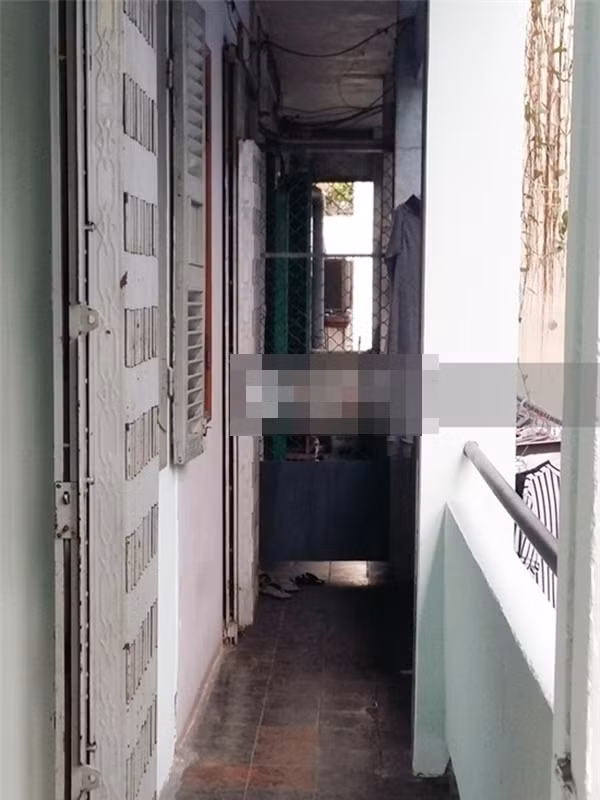 Trước đó, người hâm mộ bất ngờ vì phóng viên đã ghi lại được hình ảnh ngôi nhà trong một chung cư nhỏ nằm trong hẻm ở Tp.HCM của Tân Hoa hậu hoàn vũ 2015 Phạm Hương. Khác với hình ảnh cơ ngơi bề thế của Phạm Hương ở khu làng nghèo Thủy Nguyên ở quê nhà Hải Phòng thì căn nhà đơn sơ này được người đẹp thuê để làm chốn đi về khi ở Tp.HCM.