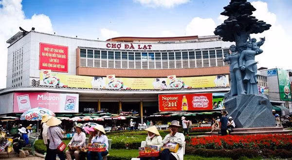 Chợ Đà Lạt: Chợ Đà Lạt là một trung tâm thương mại của thành phố Đà Lạt tọa lạc trên trục đường chính là đường Nguyễn Thị Minh Khai và được xem là "con tim của thành phố Đà Lạt". Không chỉ là một ngôi chợ với các hoạt động mua bán, chợ còn là điểm thu hút khách tham khi đến thành phố Đà Lạt.