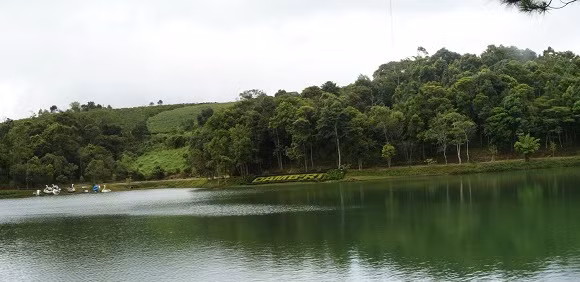 Hồ Tuyền Lâm: Là hồ nước ngọt rộng nhất Ðà Lạt, nằm cách trung tâm thành phố Đà Lạt 7 km và cách thác Ðatanla 2km. Đây được xem là khu phức hợp tập trung nhiều cảnh quan đẹp và dịch vụ du lịch phong phú. Hồ có nhiều ốc đảo nhỏ và được bao bọc bởi khu rừng thông. Các bạn có thể đi cáp treo qua đồi Rôbin, ngắm cảnh rừng thông, hồ Tuyền Lâm, núi Phượng Hoàng từ trên cao.