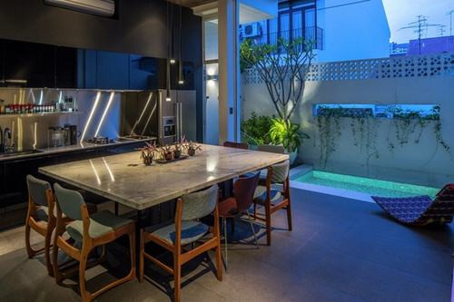 Các mặt tiền phía trước và phía sau của tầng 1 được mở rộng tối đa, sử dụng cửa chớp, cho phép chế độ gió lưu thông qua nhà.