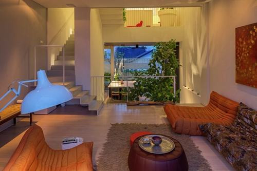 Phòng khách được thiết kế sang trọng với không gian mở.