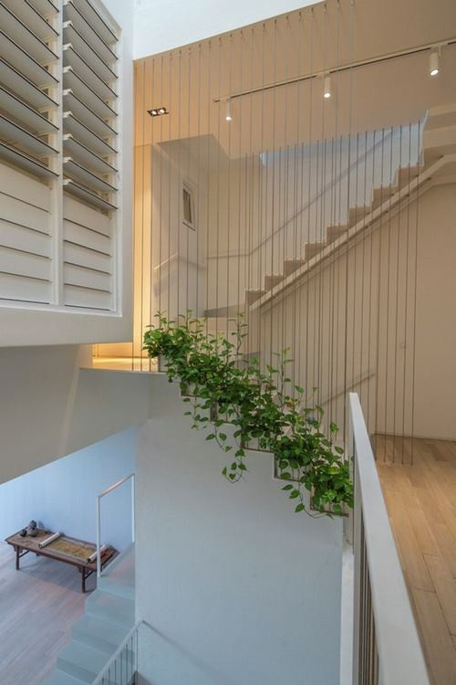 Để tạo cảm giác này rộng rãi, các kiến trúc sư đã thiết kế 1 số các phòng chức năng như nơi để xe, kho để đồ… ở tầng hầm, để lại tầng trệt là một không gian mở rộng lớn.