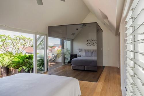 Ngôi nhà được thiết kế bởi nhóm kiến trúc sư người Singapore gồm: Liu Yaw Lin, Warren, Darlene Smyth, Anna May Manrique.