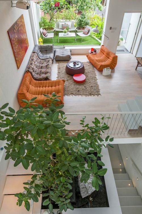 Những cây xanh trong ngôi nhà cho phép chủ nhân cảm nhận được sự chuyển động của ánh sáng tự nhiên suốt cả ngày, đồng thời với không gian xanh đã hạn chế những tác động khắc nghiệt của thời tiết.