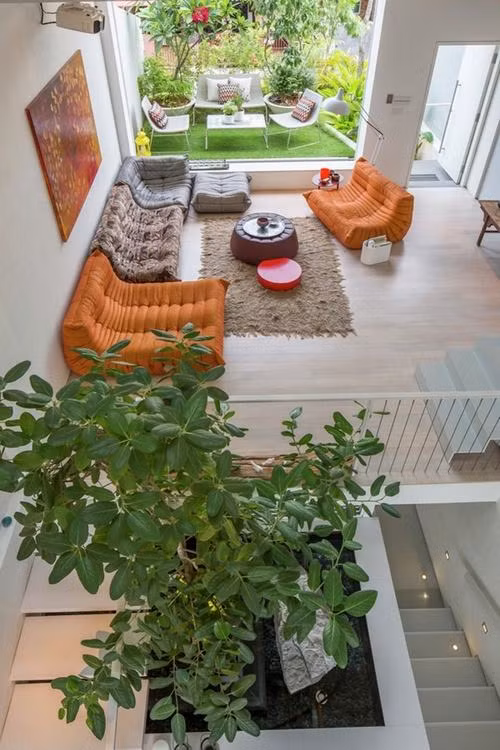 Những cây xanh trong ngôi nhà cho phép chủ nhân cảm nhận được sự chuyển động của ánh sáng tự nhiên suốt cả ngày, đồng thời với không gian xanh đã hạn chế những tác động khắc nghiệt của thời tiết.