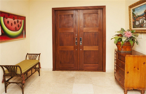 Cua chinh sai phong thuy khien tien cua 