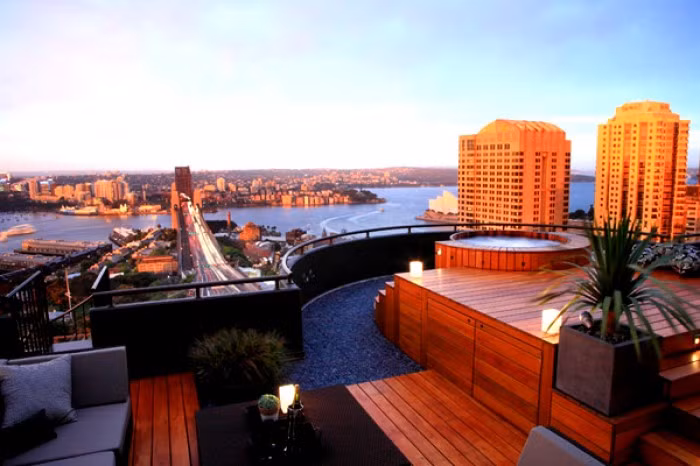 Khu vườn tuyệt đẹp này được bố trí các bồn cây, lối đi và hồ nước nóng, giúp cho gia chủ vừa thư giãn, vừa có thể ngắm nhìn thành phố tuyệt đẹp từ trên cao.