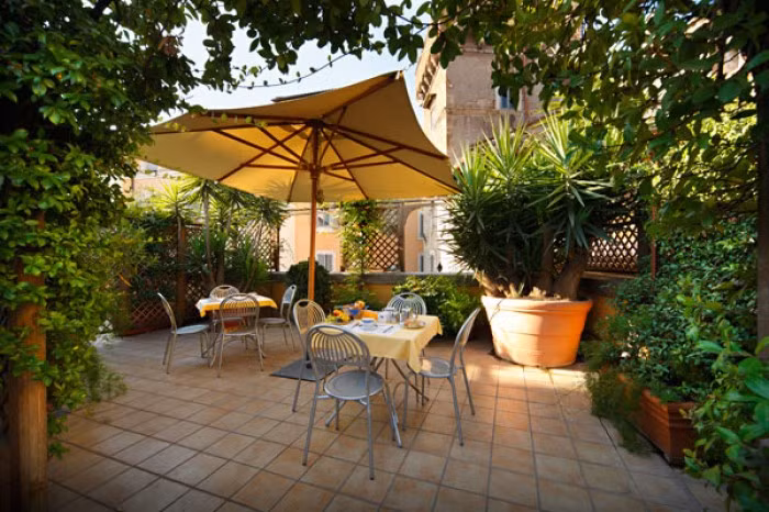 Sử dụng các cây leo tạo để mang lại cảm giác xanh mát.