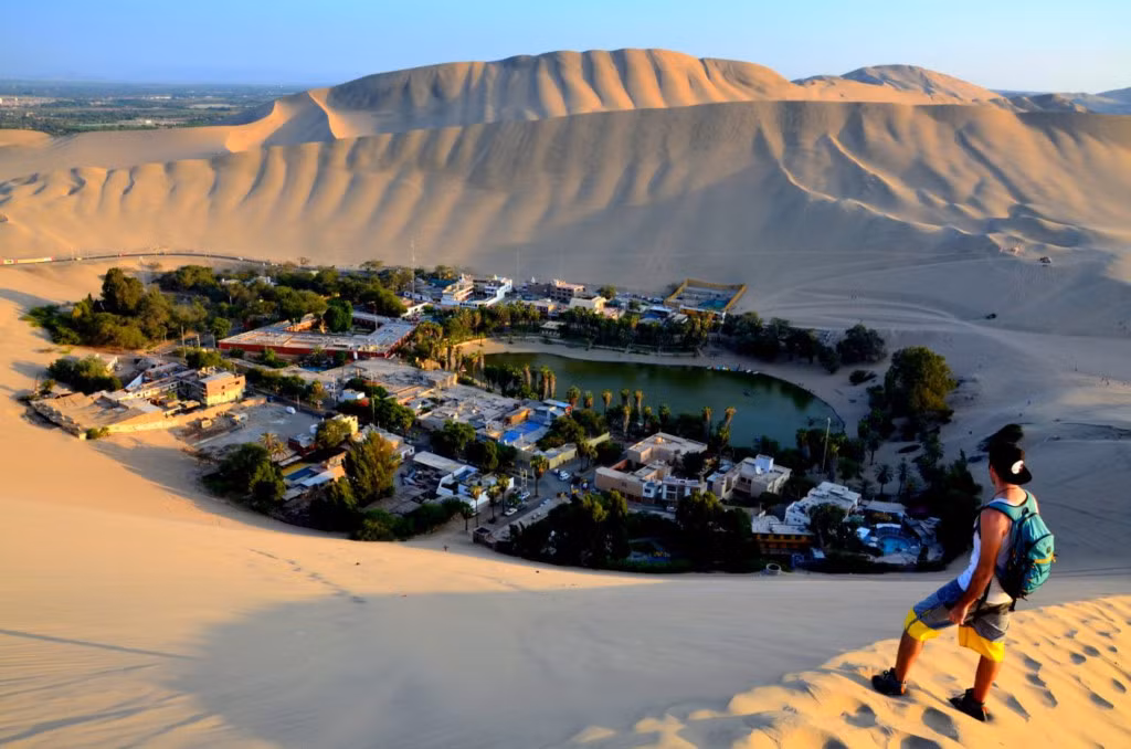 Ốc đảo Huacachina, Peru: Ốc đảo Huacachina của Peru khá nhỏ bé, chỉ đủ không gian cho vài trăm người. Nơi này như khu nghỉ mát cho người dân địa phương, và trở thành điểm đến hấp dẫn cho khách du lịch. Du khách nghỉ dưỡng ở đây được tham gia những môn thể thao trên cát và lái xe địa hình. Ảnh: Utravelshare.