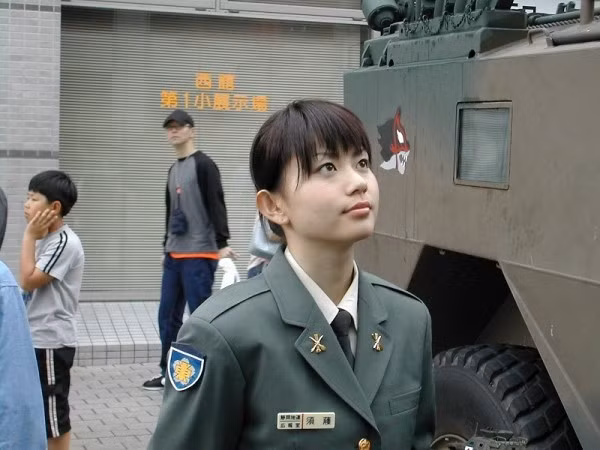 Nữ quân nhân Nhật Bản trông rất dễ thương, xinh xắn.