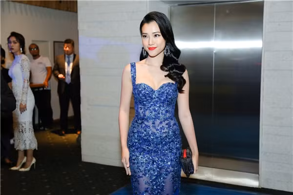 Từ một Hoàng Oanh nhẹ nhàng, nữ tính trong các sự kiện, gameshow khán giả thấy rõ sự thay đổi của á hậu Hoàng Oanh với những bộ cánh quyến rũ, sexy hơn trong sự kiện sau chia tay.