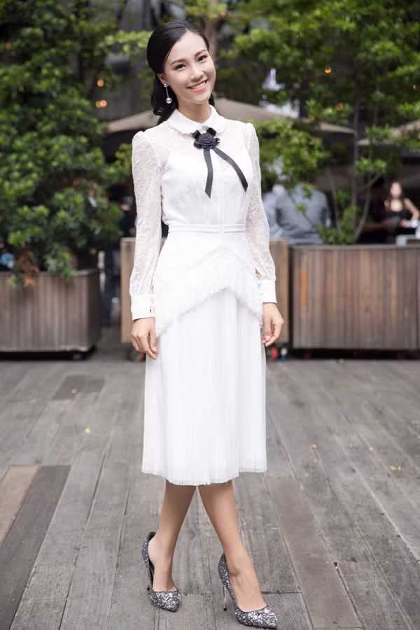 Hoàng Oanh Chuyện tình tan vỡ của Hoàng Oanh với hot boy Huỳnh Anh khiến nhiều khán giả tiếc nuối. Sau chia tay người đẹp nhanh chóng lấy lại cân bằng, tiếp tục làm việc, tham gia các sự kiện của làng giải trí như bình thường với hình ảnh dịu dàng, rạng rỡ và quyến rũ hơn.