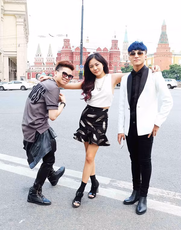 Sau khi chia tay, Văn Mai Hương bắt đầu hướng đến phong cách nữ tính sang trọng khi tham dự sự kiện và bụi phủi, cá tính khi thả bộ trên phố.Với những bộ cánh trẻ trung, hiện đại và tinh nghịch. Cô cũng thay đổi mái tóc liên tục: từ kiểu đầu vuông sành điệu sang màu tóc vàng bạch kim nổi bật rồi lại trở về với tóc dài suôn mượt.