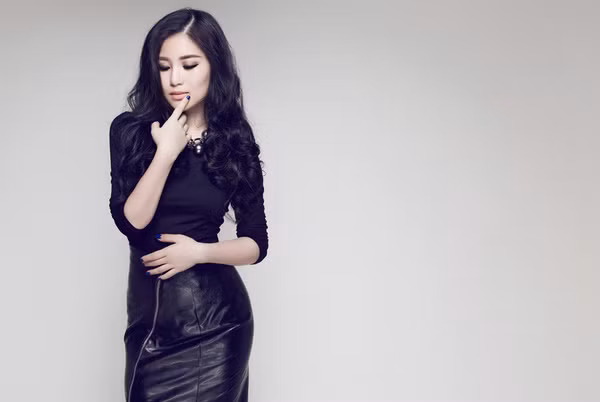 Thêm vào đó, Hương Tràm hướng đến hình ảnh mới gợi cảm và táo bạo hơn. Hương Tràm thích mặc áo váy xẻ ngực sâu hay diện crop-top khoe eo thon và những bộ cánh gợi cảm, khoe nhiều "da thịt" hơn.