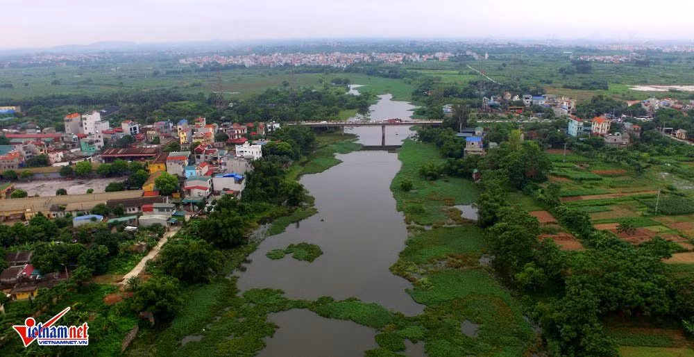 Nước sông ô nhiễm nặng do người dân xả rác, hơn nữa các cơ sở tái chế thùng phuy ngày đêm xả hóa chất độc hại.