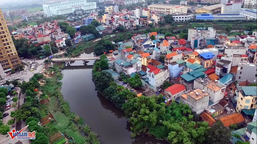 Sông Nhuệ đoạn chảy qua phường Kiến Hưng, quận Hà Đông cũng có màu đen.