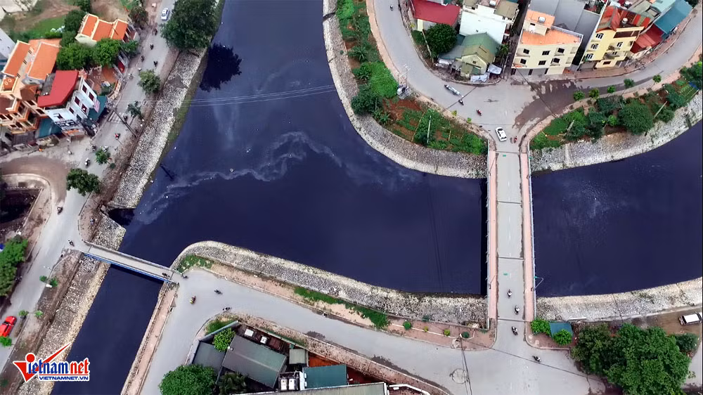 Nước thải sinh hoạt xả ra từ các cống ngày đêm 'bức tử' con sông này.