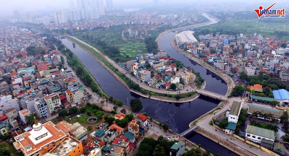 Sông Tô Lịch đoạn chảy qua phường Tả Thanh Oai, Thanh Trì, Hà Nội có màu đen kịt.