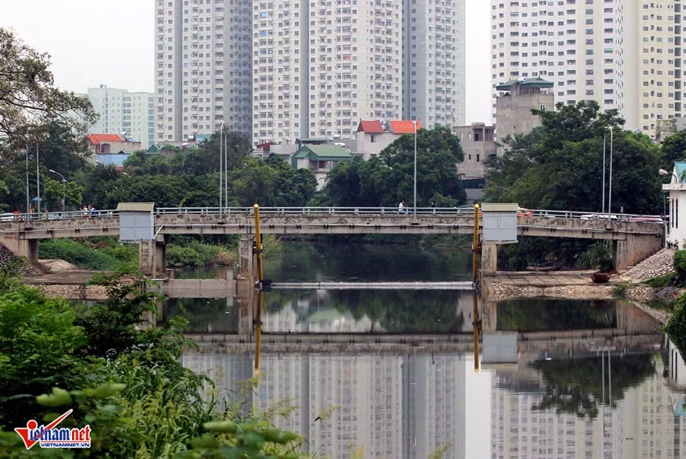 Khu đô thị mọc bên cạnh dòng "sông chết".
