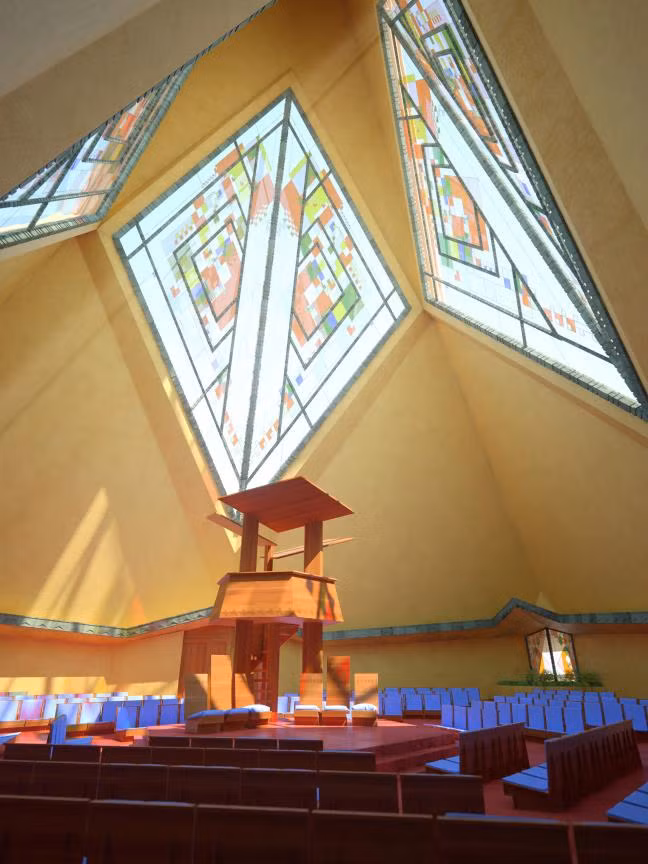 Phần tầng trên, khu vực giữa cũng như còn lại của công trình bên trong là một nhà nguyện có không gian khá rộng lớn bao gồm một đài gỗ ở trung tâm, xung quanh là các hàng ghế gỗ ngồi và toàn bộ nền của khu vực này đều được cẩn bằng sàn gỗ màu đỏ huyết dụ độc đáo, bắt mắt.