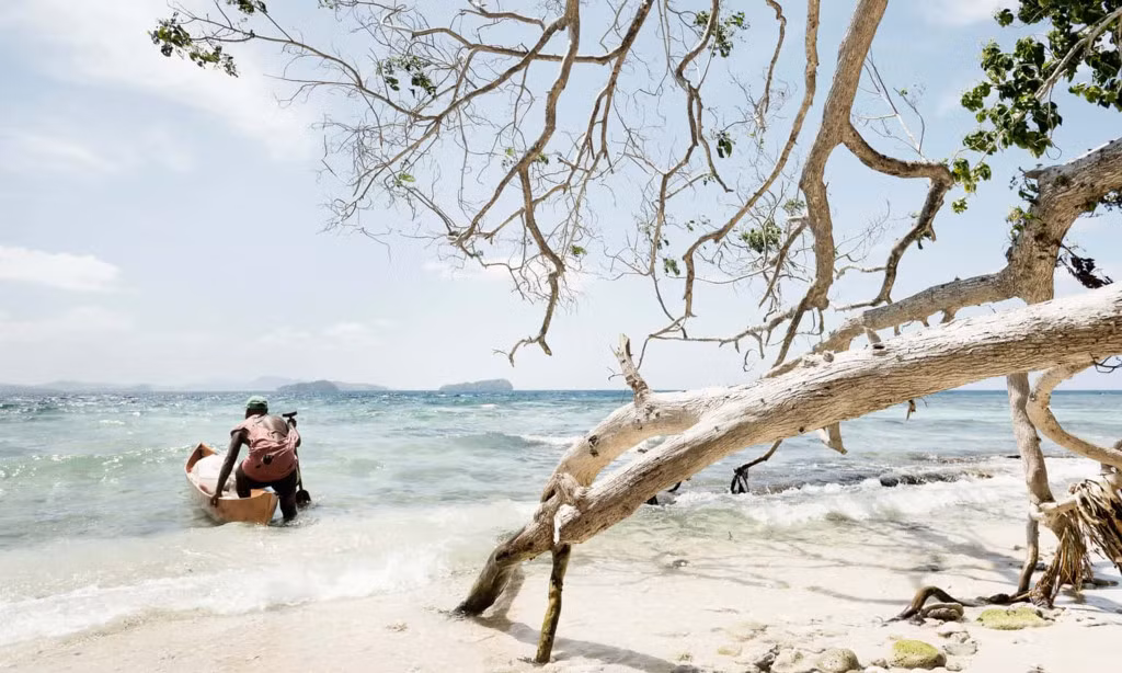 Cư dân ở đây vẫn dùng dao, rựa để phát quang bụi rậm, tìm nguồn nước. Do không có nước sạch trên đảo nên hàng ngày họ vẫn bơi thuyền vào đất liền để kiếm nước phục vụ tưới tiêu và sinh hoạt.