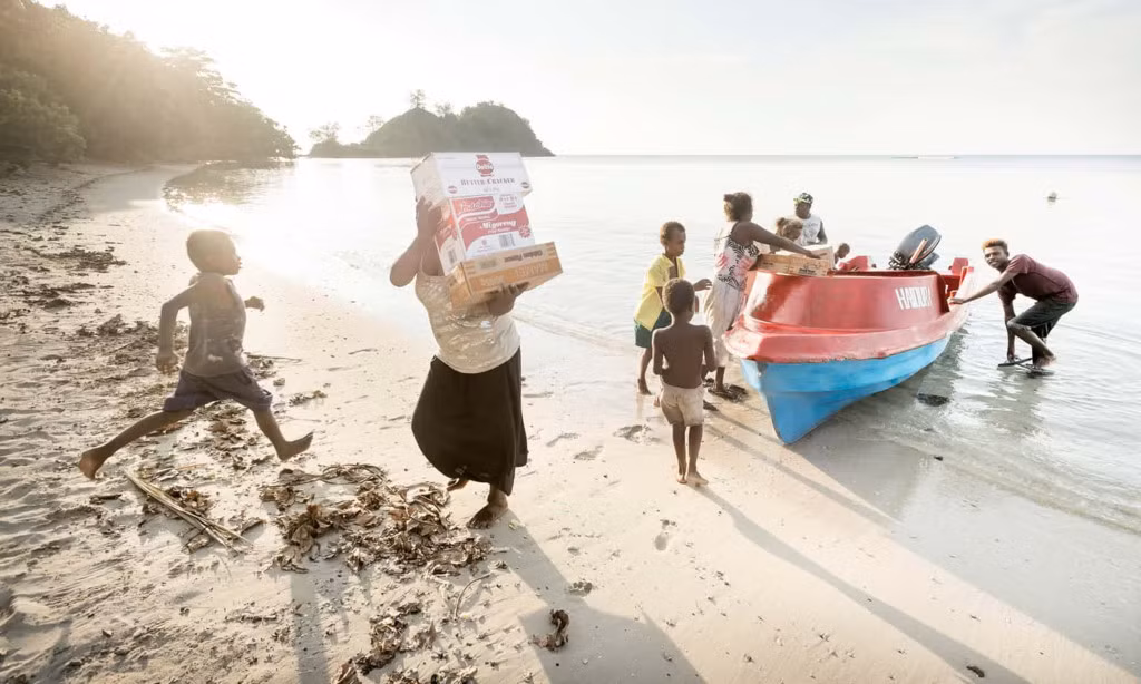 Cá đánh bắt được người dân đem bán ở Honiara, thủ đô của quốc đảo Solomon. Tiền thu được chủ yếu dùng để trang trải chi phí mua lương thực, thực phẩm như mì, bánh quy.