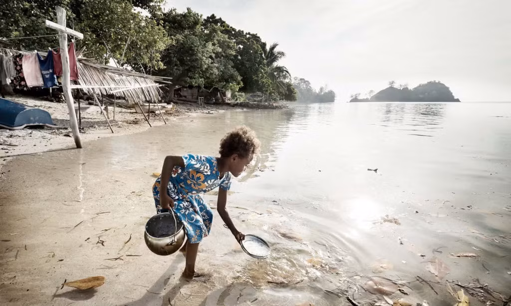 Dù còn rất nhỏ, trẻ em gái trên đảo đã sớm biết đỡ đần việc nhà cho bố mẹ. Các cậu bé trai thì đi biển đánh cá. Ở trong những lớp học đơn sơ, thầy cô giáo dạy cho các em kiến thức về biến đổi khí hậu, những điều sẽ đóng vai trò quyết định trong cuộc sống của các em sau này.