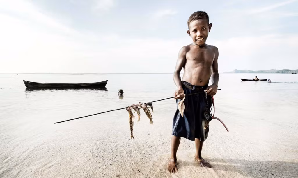 Những bé trai trên đảo hầu như đều biết lặn và có thể bắt cá chỉ bằng những thanh nhọn đơn sơ. Biển xâm thực, xói mòn nghiêm trọng khiến hệ sinh thái ven bờ gồm cá và các sinh vật biển dần biến mất, người dân trên đảo cũng phải vươn ra ngoài khơi xa mới có thể đánh được cá.