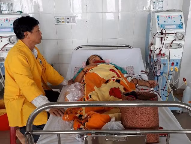 Chồng bị bắt, nhà cửa, tài sản mất hết khiến bà Hòa lo nghĩ, đổ bệnh. 4 năm nay, cứ 1 tuần bà Hòa phải chạy thận 3 lần. Ảnh: Ông Lộc cung cấp.