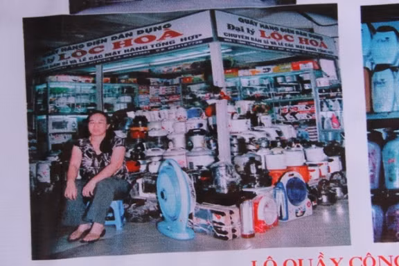Một trong bốn quầy hàng bán đồ điện của ông bà Lộc - Hòa tại chợ Đông Hà trước khi bị bắt. Ảnh: Ông Lộc cung cấp