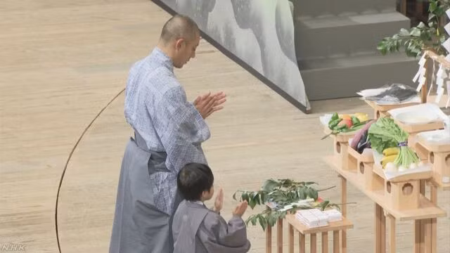 Kể từ khi vợ qua đời, Ebizo luôn giữ trạng thái bình tĩnh để lo liệu hậu sự cho cô. Anh tuyên bố vẫn giữ trang blog gắn liền với tên tuổi của vợ lúc sinh thời. Anh sẽ thường xuyên cập nhật trang này bằng cả tiếng Nhật và tiếng Anh. "Tôi sẽ chăm sóc hai con thật tốt, đó là những gì tôi có thể làm cho vợ", Ebizo chia sẻ.