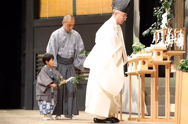 Hai người đều lặng lẽ hoàn thành các bước của nghi thức. Trong buổi diễn vào ngày 3/7, hai cha con sẽ biểu diễn nhiều tiết mục nhào lộn với độ khó cao.