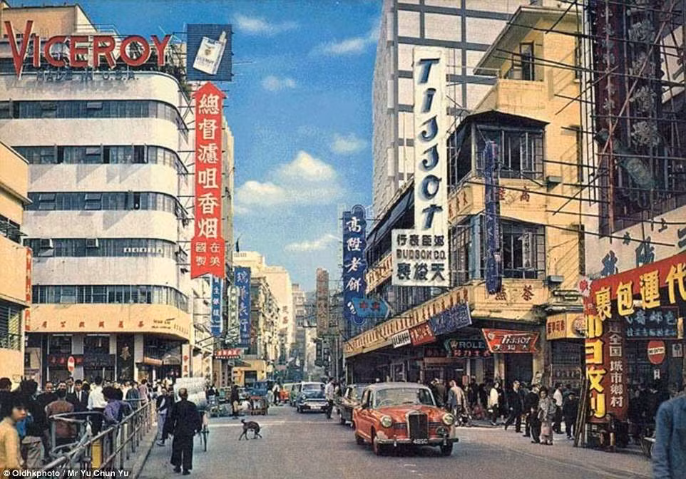 Trong bức ảnh Hong Kong năm 1962, người đi bộ lấp đầy các vỉa hè với những cửa hàng san sát nhau.