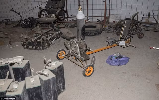 Số vũ khí này được tìm thấy ở khu dân cư Al-Shifa sau khi khủng bố bị đánh bật khỏi khu vực. Trên chiếc máy bay không người lái, khủng bố IS cài thêm mìn để tăng tính sát thương. Chúng sử dụng những vật liệu rất đơn giản như ống kim loại và động cơ xe máy để chế ra vũ khí này.