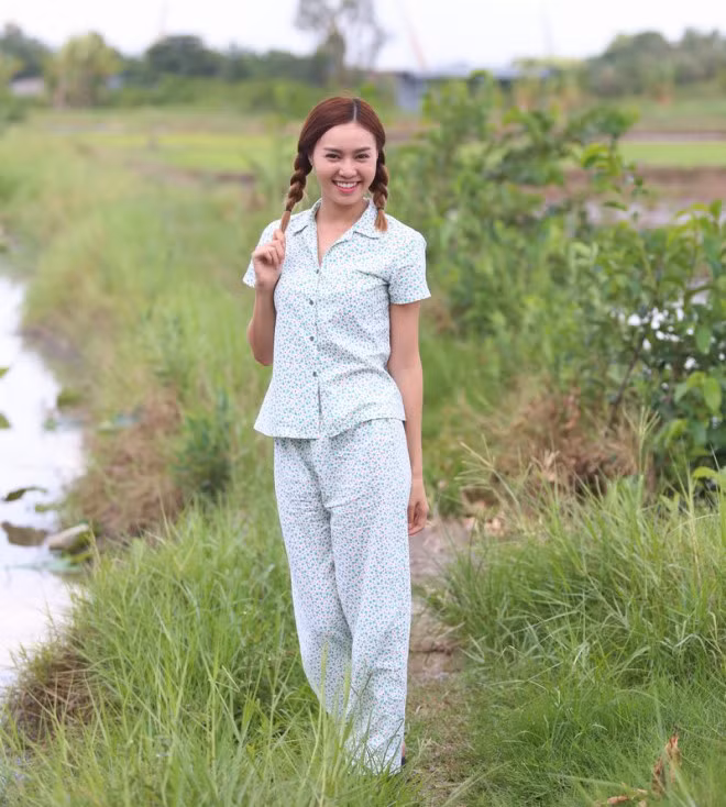 Trước năm 2010, khi bộ phim Cánh đồng bất tận chưa được công chiếu, Ninh Dương Lan Ngọc còn là cái tên quá xa lạ với khán giả yêu phim Việt. Thế nhưng chỉ với vai diễn cô bé Nương trong bộ phim dài 108 phút Cánh đồng bất tận, cuộc đời Ninh Dương Lan Ngọc đã bước sang một trang mới sáng sủa, đầy hào quang và danh vọng. Sau lần ra mắt vô cùng thành công, cô trở thành một trong những diễn viên tiềm năng. Thành công đến với cô nhanh chóng và bất ngờ đến mức, có những diễn viên rong ruổi theo nghề cả chục năm có khi cũng chưa có được.