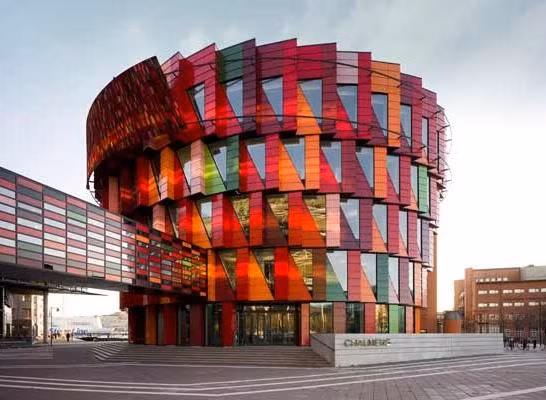 Khác xa với những trường đại học cao tầng, hình chữ nhật, Kuggen lại là một trường đại học với kiểu kiến trúc tháp tròn đặc thù cùng những ý tưởng thiết kế cực bá đạo từ phía kiến trúc sư.