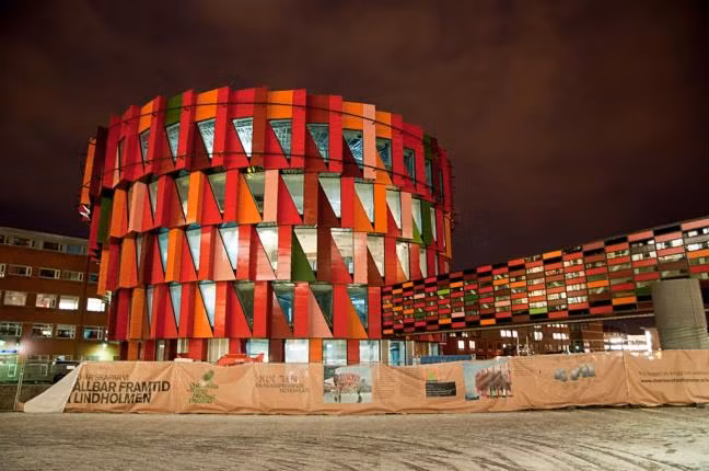 Điều đặc biệt là những vòng màu này có thể xoay chuyển qua lại mọi hướng và cũng có thể đổi màu theo mùa hoặc hiệu ứng tùy thuộc vào nhu cầu và ý tưởng của chủ công trình.