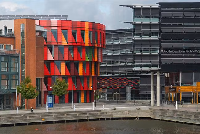 Các tấm bảng đa giác màu này được thiết kế ở chuẩn công nghệ gam màu cảm biến lắp so le cùng các bảng làm bằng kính trong suốt cố định nhằm mục đích thu ánh sáng tự nhiên bên ngoài vào không gian bên trong.