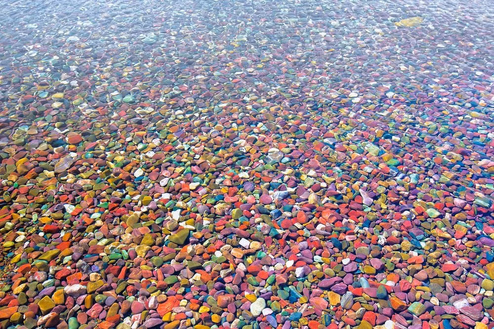 Công viên Glacier có hơn 700 hồ lớn nhỏ, chỉ 131 hồ được đặt tên. Nổi bật nhất trong số ấy là hồ McDonald, rộng hơn 3 ha, sâu 141 m ở phía tây của công viên. Nhưng điều gây ấn tượng ở hồ McDonald không phải là diện tích lớn mà là hàng triệu viên sỏi đủ các màu sắc nằm dưới lòng hồ. Ảnh: Jinrui Qu/Flickr.