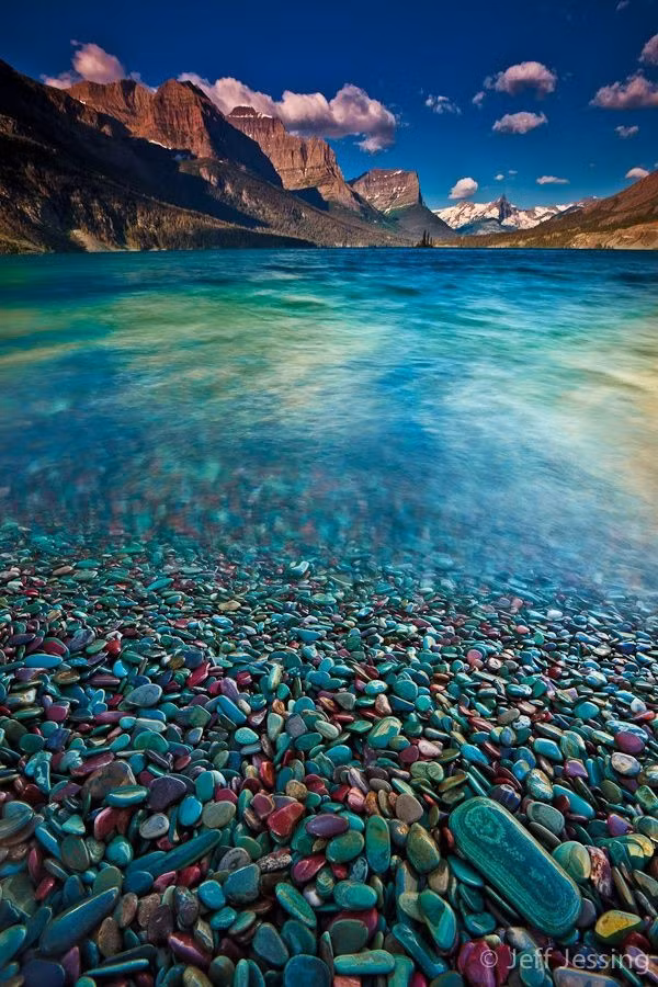 Vẻ đẹp của những viên đá cùng cảnh quan xung quanh khiến hồ McDonald trở nên nổi tiếng, thu hút du khách. Nhiều cặp đôi cũng chọn nơi này để chụp ảnh và tổ chức lễ cưới. Ảnh: Jeff Jessing.